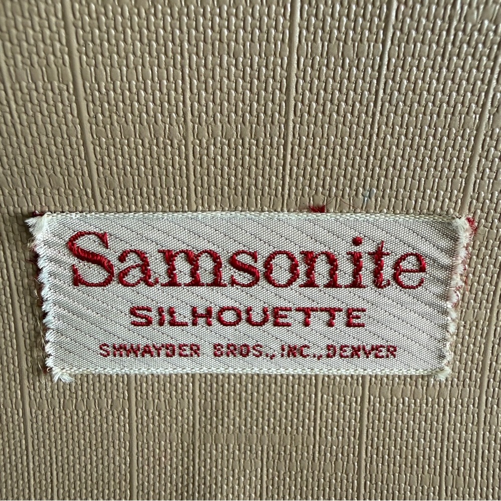 Vintage Samsonite Silhouette Train Case Cream Color w/Keys (8.5"H x 14.5"L x7"W) - Picture 2 of 15
